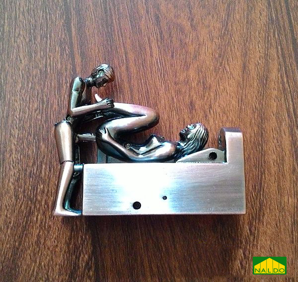 Bật Lửa mô hình Trai Gái Đứng Sex