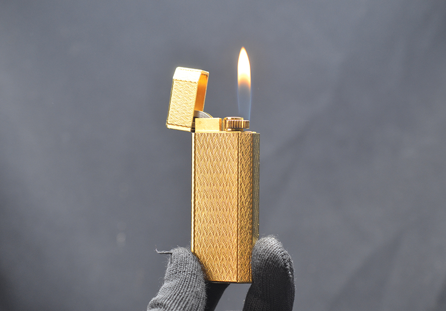 Bật lửa ga đá Cartier 5 cạnh hoa văn mạ vàng CA23