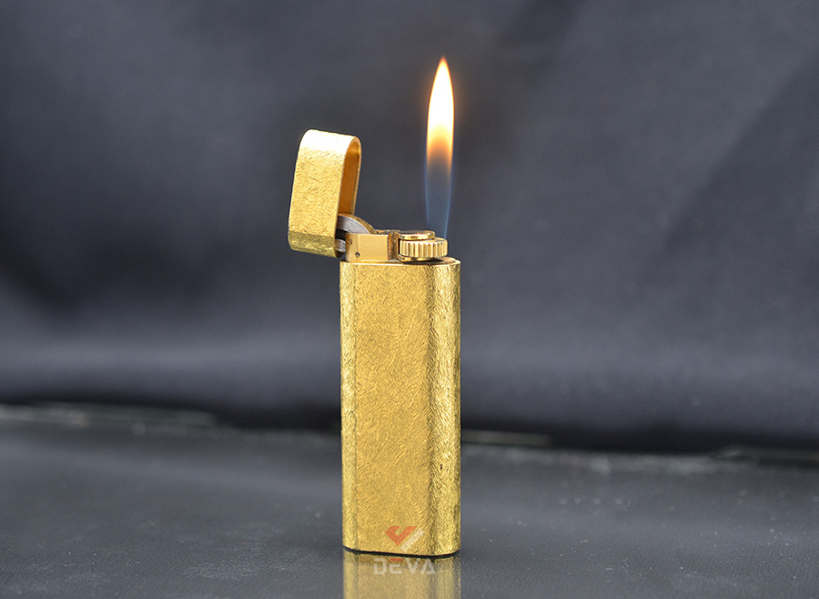 Bật lửa ga đá Cartier bọc vàng vân xước CA18