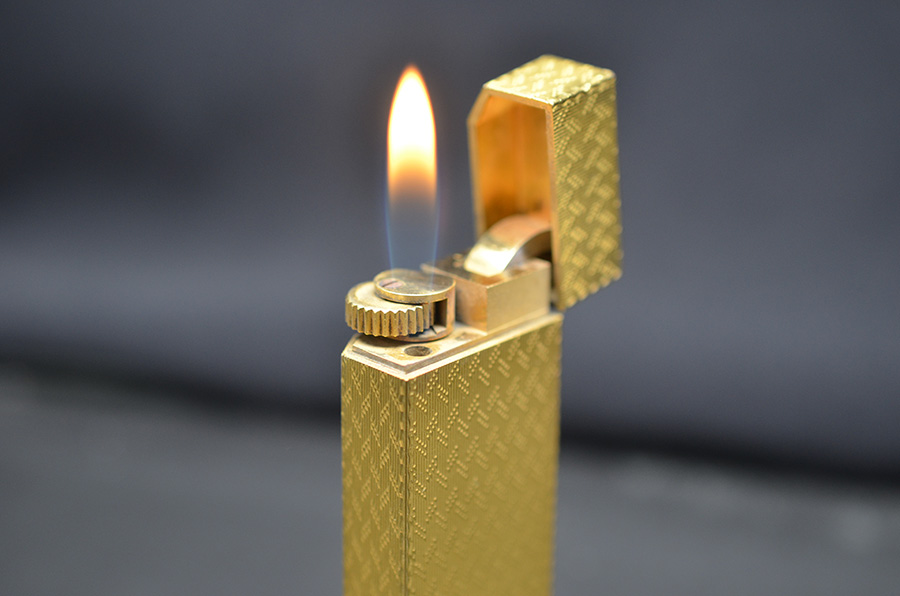 Bật lửa ga đá Cartier bọc vàng dày 5 cạnh hoa văn CA06
