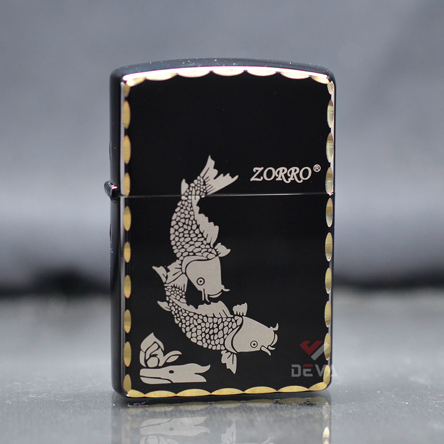 Bật lửa xăng đá Zorro đen bóng viền gõ búa chủ đề cá chép Z91325A