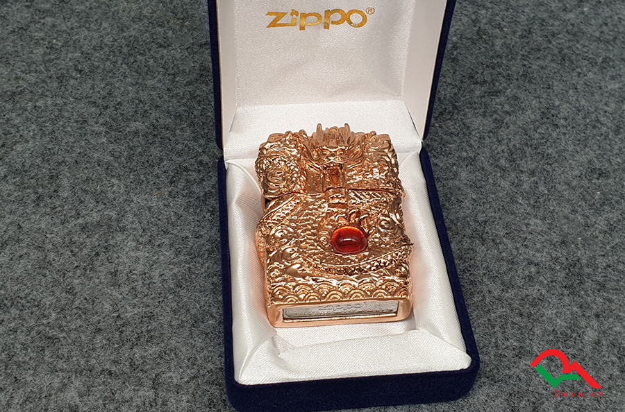 Zippo rồng màu Vàng hồng ôm ngọc ZN125