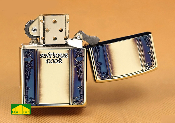 Zippo mạ vàng cháy Antique Door Z184