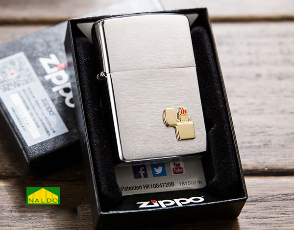 Zippo Mỹ bạc xước dán Logo mạ vàng Z77