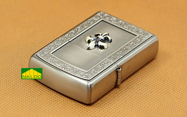 Zippo viền hoa văn Z179