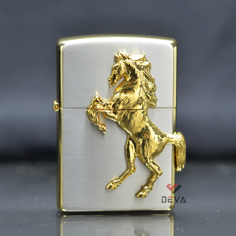 Zippo trắng ốp Emblem Ngựa Vàng ZN320